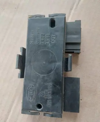 Volkswagen PASSAT B3 Tail light bulb cover holder 321945259