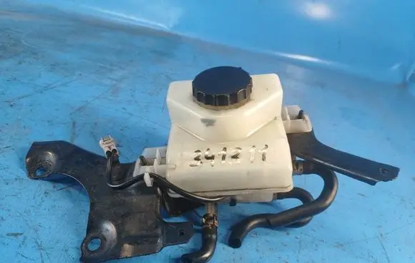 Lexus HS Brake fluid reservoir 4722075020
