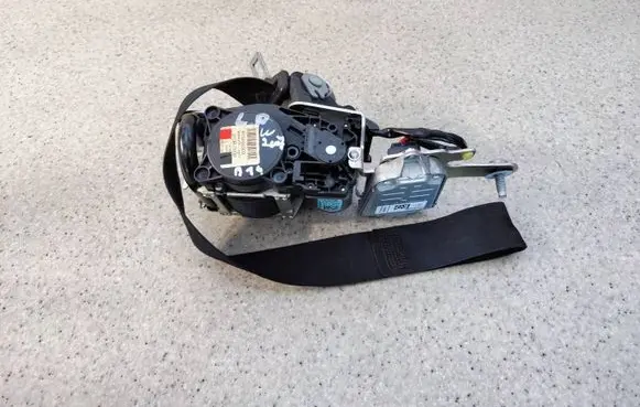 Mercedes-Benz E C207 W207 Front seatbelt 616988800 A2078604185