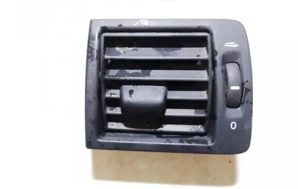 Volvo V50 Dash center air vent grill y01102