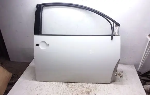Volkswagen New Beetle Front door