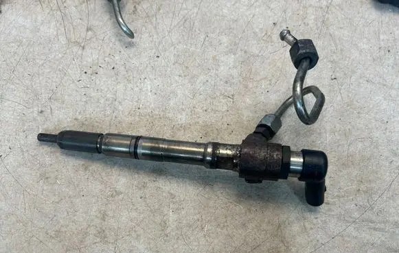 Volkswagen Caddy Fuel injector 03L130277B
