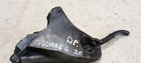 Engine mounting bracket