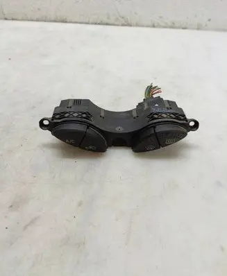 Ford Focus Windscreen/window heater switch 98AG19A945CF D3LOA