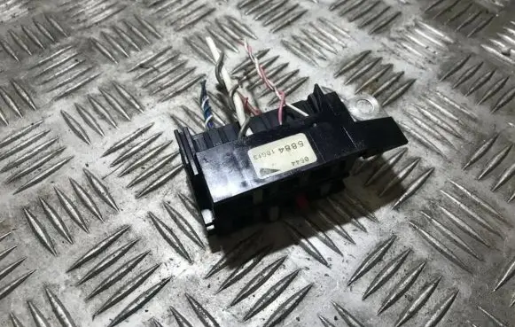 Toyota Avensis T270 Fuse box set 588410g13 0544