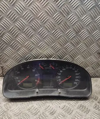 Volkswagen PASSAT B5 Speedometer (instrument cluster) 3b1919880