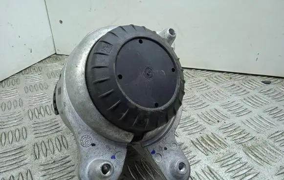 Mercedes-Benz C W205 Engine mount bracket A2052406617