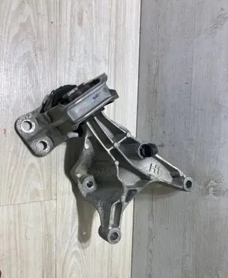 Nissan Juke II F16 Engine mount bracket 112325208r