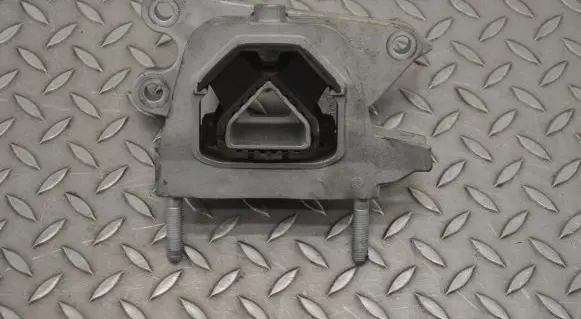 Citroen C4 II Engine mount bracket 9826533880