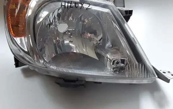 Toyota Hilux (AN10, AN20, AN30) Headlight/headlamp UPM60GF20