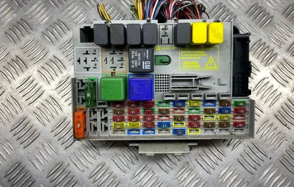 Opel Zafira A Fuse box set 24412497