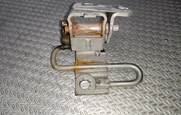 Skoda Superb B5 (3U) Front door lower hinge 4B0831412B