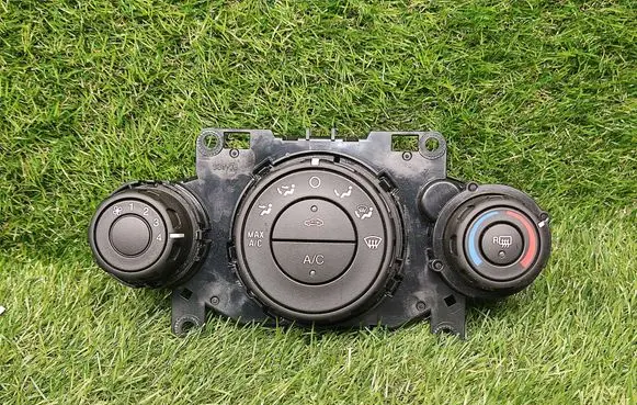 Ford Fiesta Climate control unit D2BT19980AF