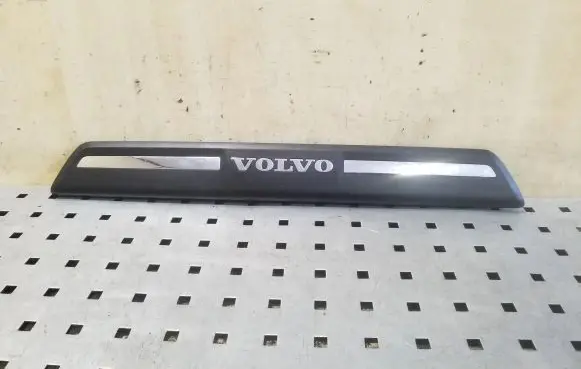 Front sill trim cover