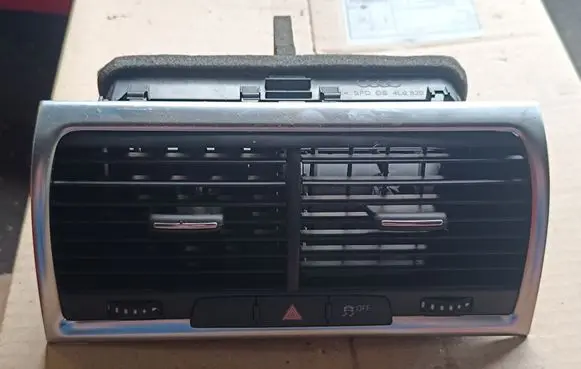 Audi Q7 4L Dash center air vent grill 4L0820951