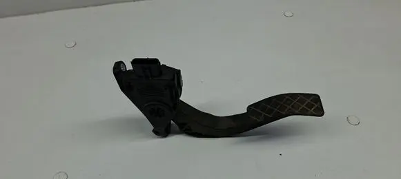 Accelerator throttle pedal
