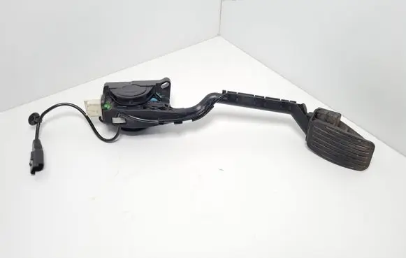 Accelerator throttle pedal