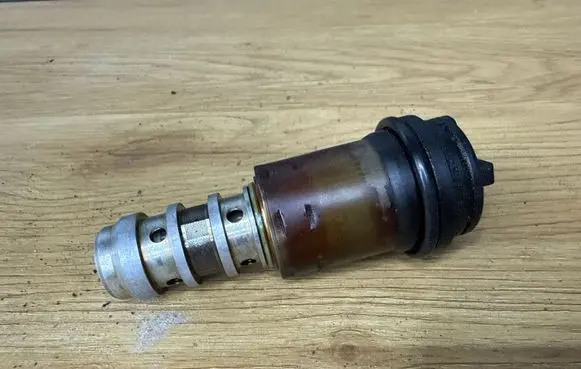BMW 3 E90 E91 Camshaft vanos timing valve 13150137