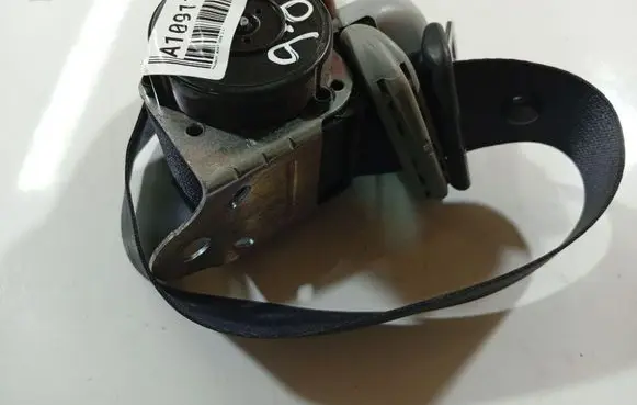 Middle seatbelt (rear)
