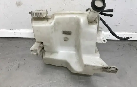 Ford Focus Windshield washer fluid reservoir/tank BV6117B613AC