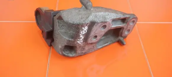 Lexus ES VII XZ10 Engine mounting bracket 14MB6