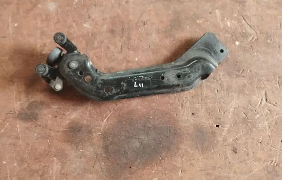 Chrysler Voyager Sliding door lower roller guide/hinge 04675649
