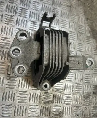Opel Astra J Engine mounting bracket