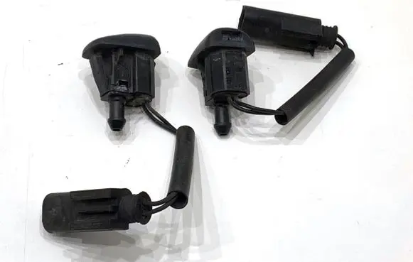 BMW 5 E60 E61 Windshield washer spray nozzle 7132969