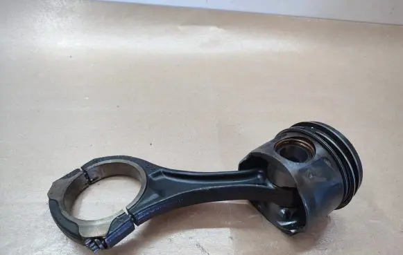 Mercedes-Benz ML W164 Piston with connecting rod