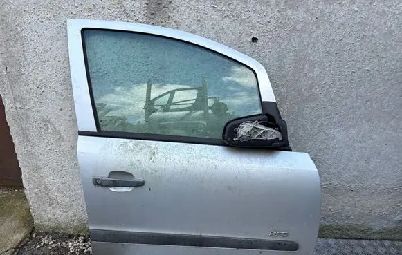 Opel Zafira B Front door