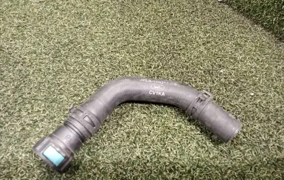 Land Rover Defender Engine coolant pipe/hose JPLA18N252BB JPLA18N252