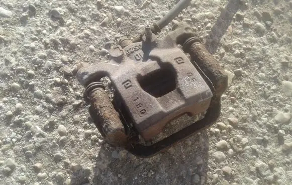Nissan Qashqai+2 Rear brake caliper