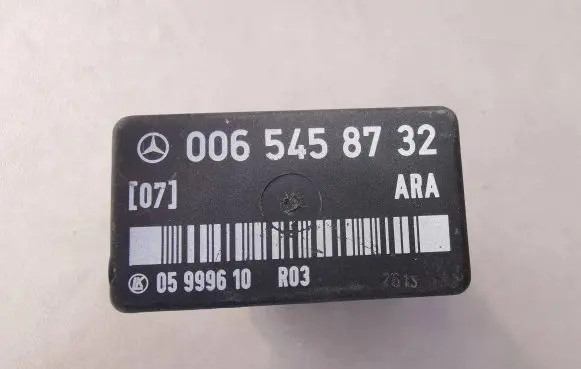 Mercedes-Benz E W124 Fuel pump relay 0065458732 05999610
