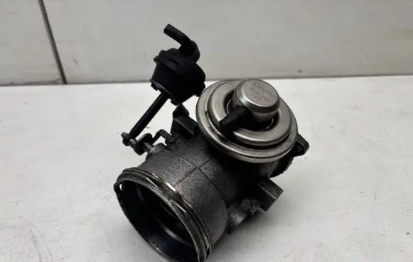 Volkswagen Touareg I EGR valve 070128070C 070128073