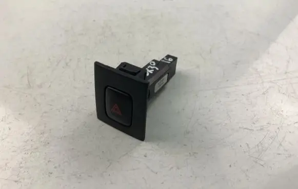 Volvo V70 Hazard light switch 9123685