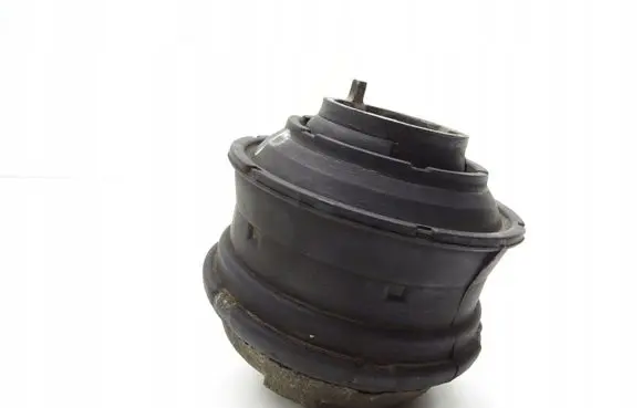 Engine mount vacuum valve