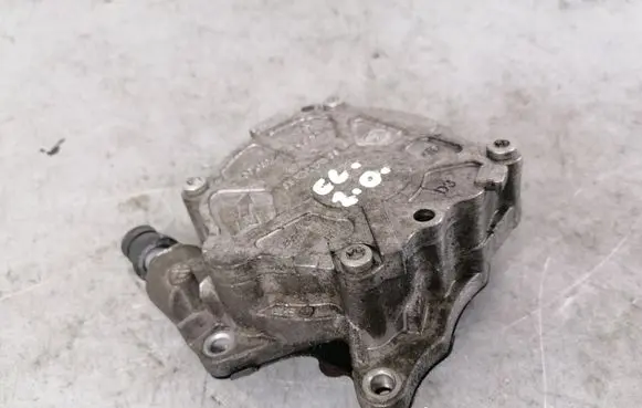Volkswagen PASSAT CC Vacuum pump 03L145100F