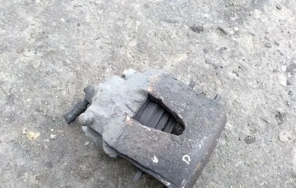 Volkswagen Golf V Front brake caliper
