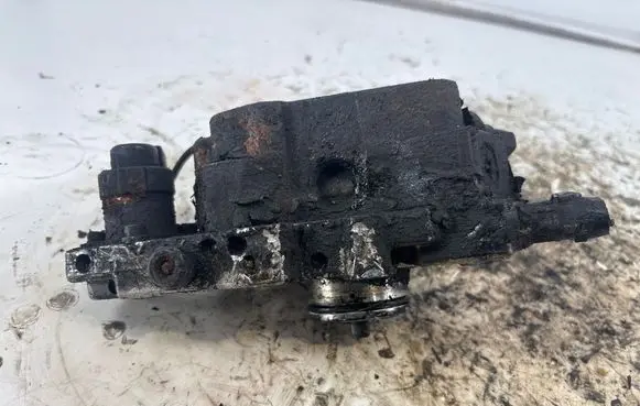 Mercedes-Benz Vito Viano W639 Fuel injection high pressure pump 0445010143 A6460700401