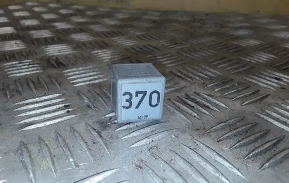 Audi A6 S6 C5 4B Other relay 8D0951253