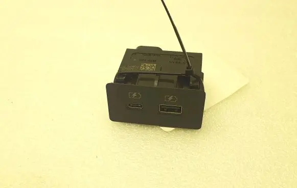 Nissan Qashqai J12 USB socket connector 253316UA0 E626230