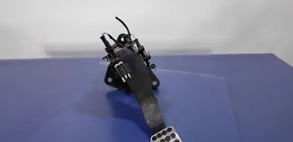 Mercedes-Benz B W246 W242 Accelerator throttle pedal A2462910201