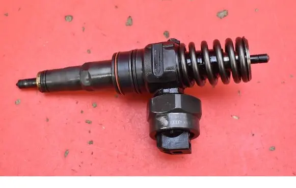 Volkswagen Golf IV Fuel injector 038130073J