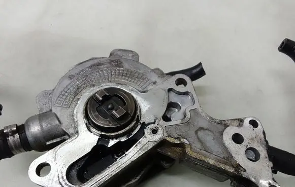 Volkswagen Golf IV Vacuum pump 038145215