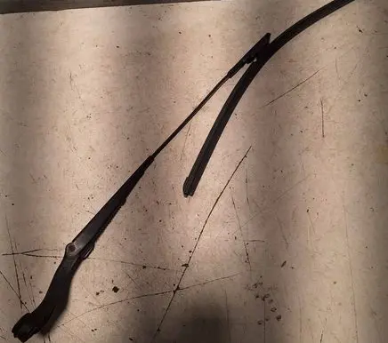 Front wiper blade arm