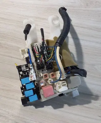Toyota RAV 4 (XA30) Fuse module 8273042010 9497