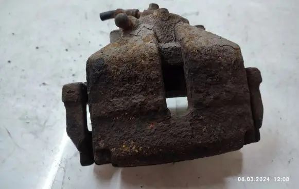 Volkswagen PASSAT CC Front brake caliper
