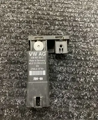 Volkswagen Golf V Glow plug pre-heat relay 038907281D 51299023A PA66GF30