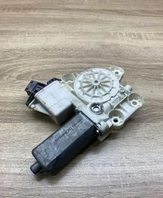 Toyota Avensis T250 Front door window regulator motor 8982005050 0130822031 LEFTSIDE