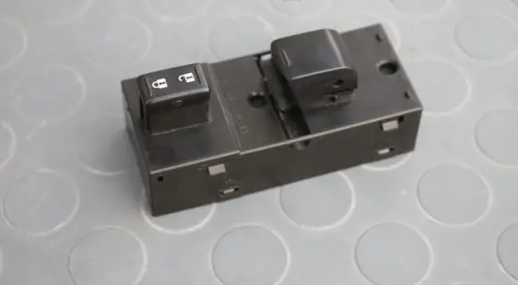 Nissan Tiida C11 Electric window control switch